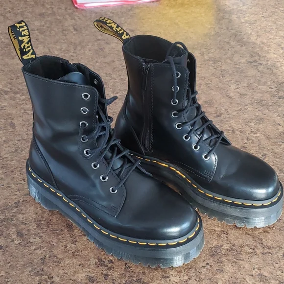 Jaden Doc Martin, size 9 Ladies - Picture 2 of 5